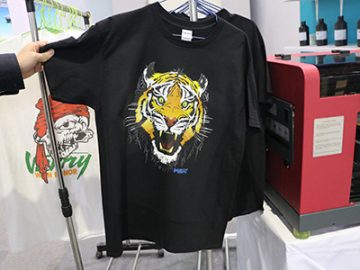 Espositore per magliette nere