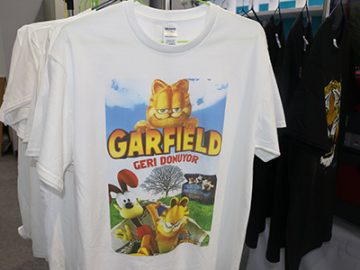 Espositore per magliette bianche